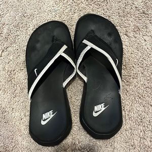 black nike flip flops size 6